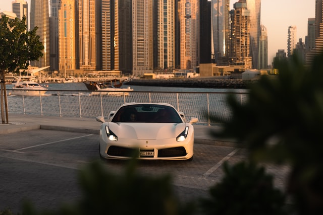 Luksusowy samochód na parkingu w Dubaju