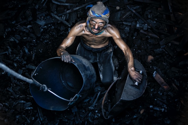 Górnik wydobywający węgiel kamienny