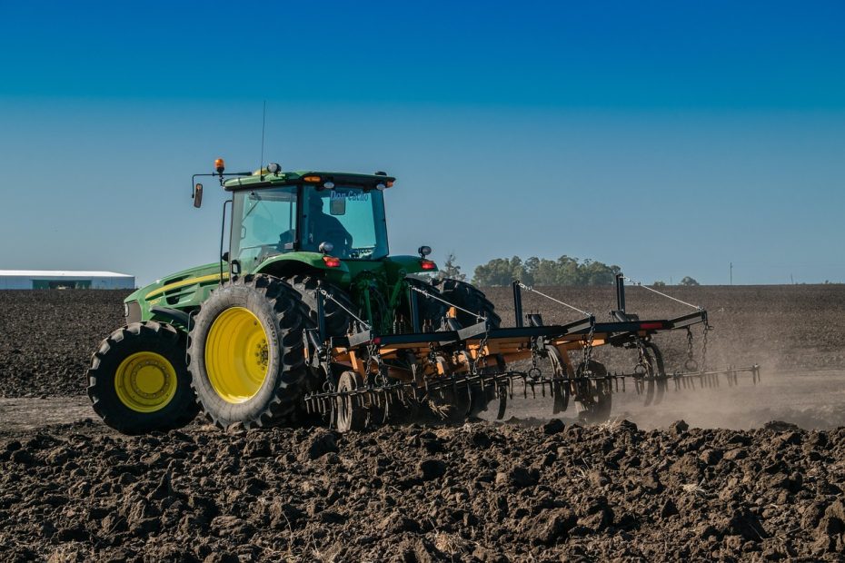 traktor na polu