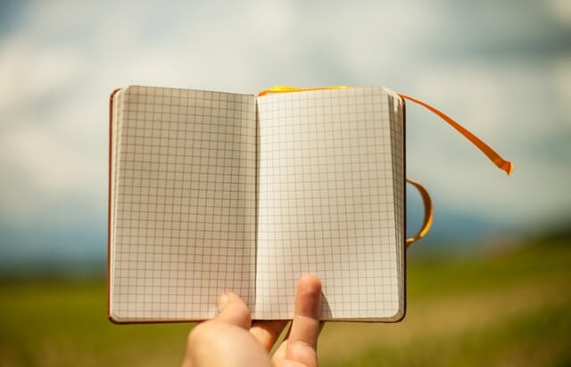 Notes trzymany w dłoni