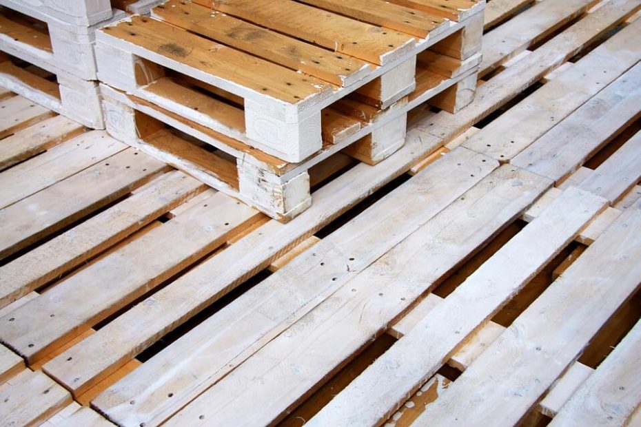 Palety plastikowe a drewniane